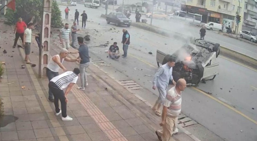 Ortalığı savaş alanına çeviren kaza! Kırmızı ışıkta geçti, yayaların arasına daldı