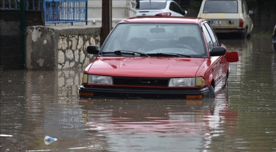 Birçok ilde sağanak yağış... Yollar göle döndü