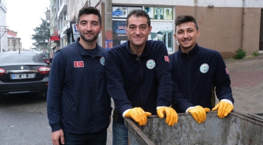 Giresun Belediye Başkanı Fuat Köse, belediye temizlik personelleriylle çöp topladı