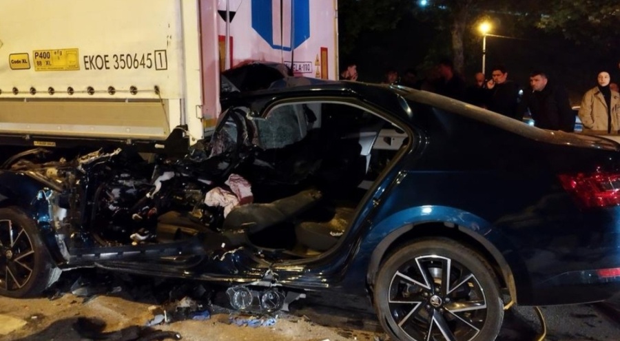 Otomobil tıra arkadan ok gibi saplandı