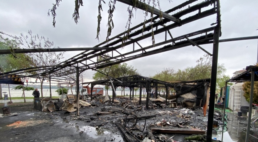 Kafe yarım saat içinde küle döndü