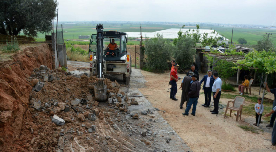 İstinat duvarı otomobilin üzerine devrildi
