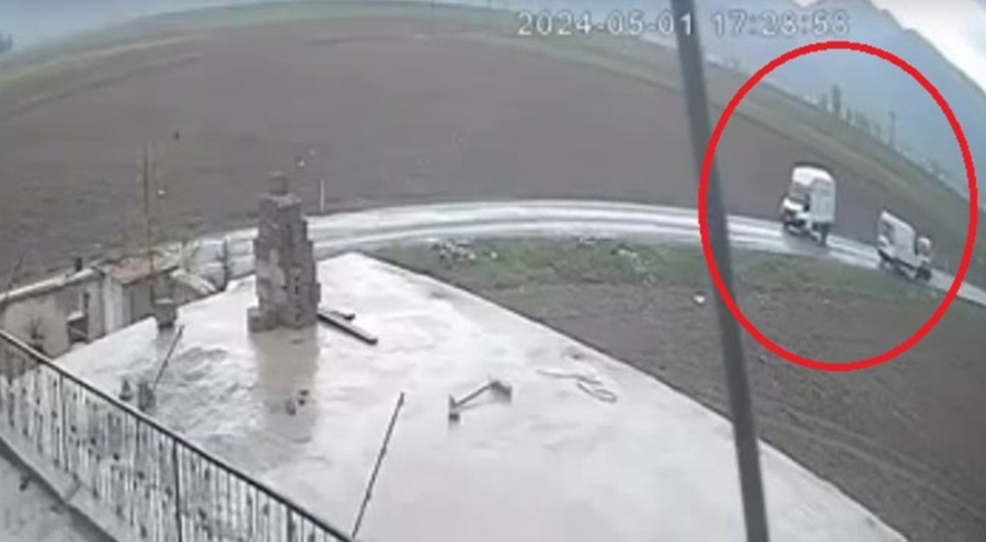 Minibüsle hafif ticari araç çarpıştı! Ölü ve yaralı