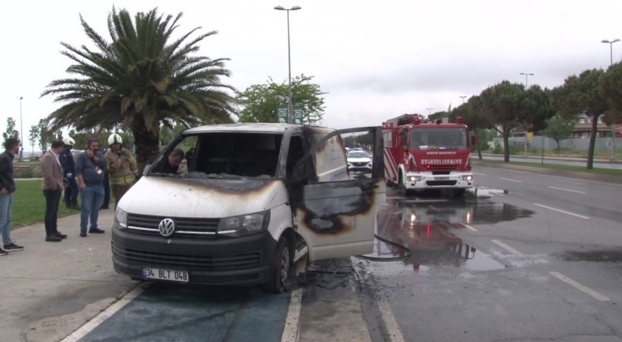 Seyir halindeki minibüste yangın çıktı