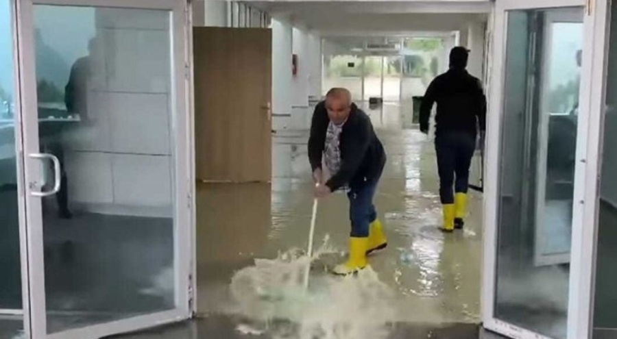 Malatya'da sağanak sonucu iş yerleri ve caddeler suyla doldu