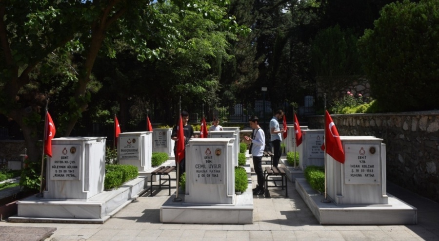 Yıldırım'da Değirmen Gençlik üyeleri, şehitliği ziyaret etti