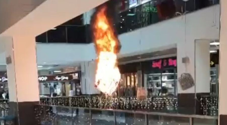 AVM'de korku dolu anlar!  Alev alan avize zemine düştü