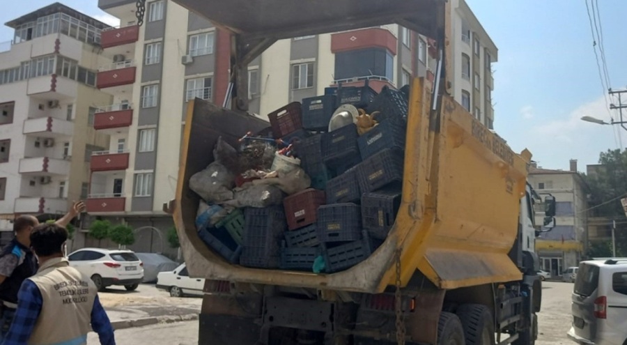 Yalnız yaşayan kadının evinden 3 kamyon çöp çıktı