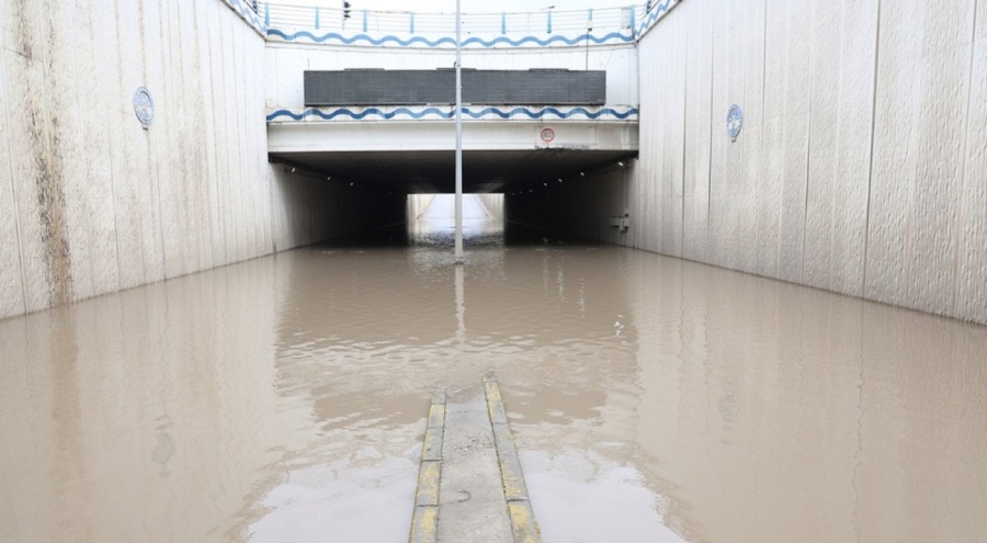 Elazığ'da yağmur alt geçidi suyla doldurdu, sürücüler güçlük çekti