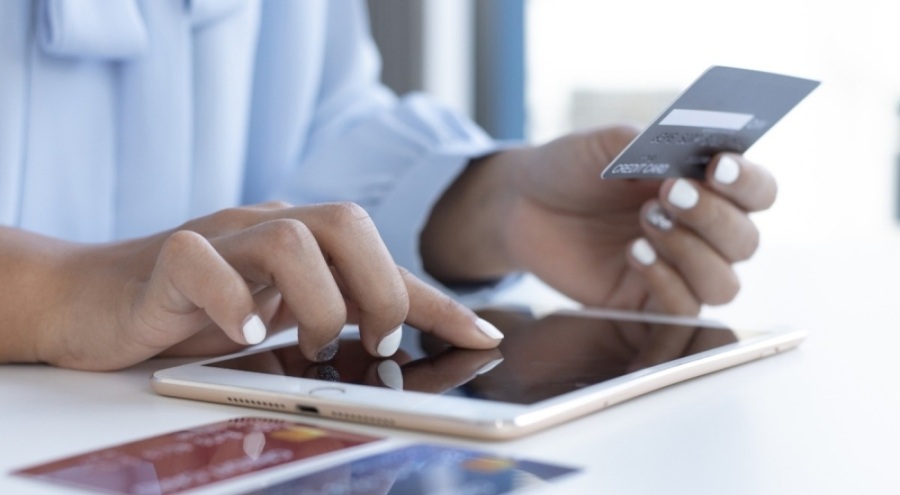 Kredi kartı büyümesinde ivme kaybı hızlanıyor