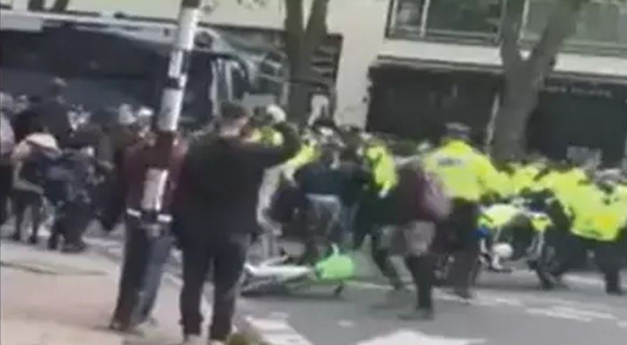 İngiltere'de yasadışı göçmenlerin nakli protesto edildi