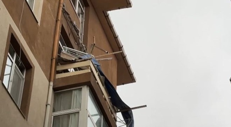 İstanbul'da balkonu çöken bina tahliye edildi