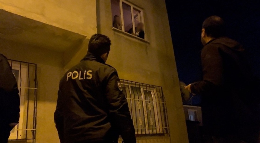Bursa'da tartıştığı ailesini bıçakla rehin aldı!