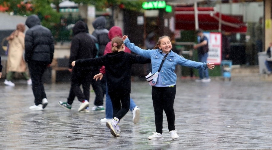 Bursa'dan yağmur manzaraları... Kaçan da var tadını çıkaran da
