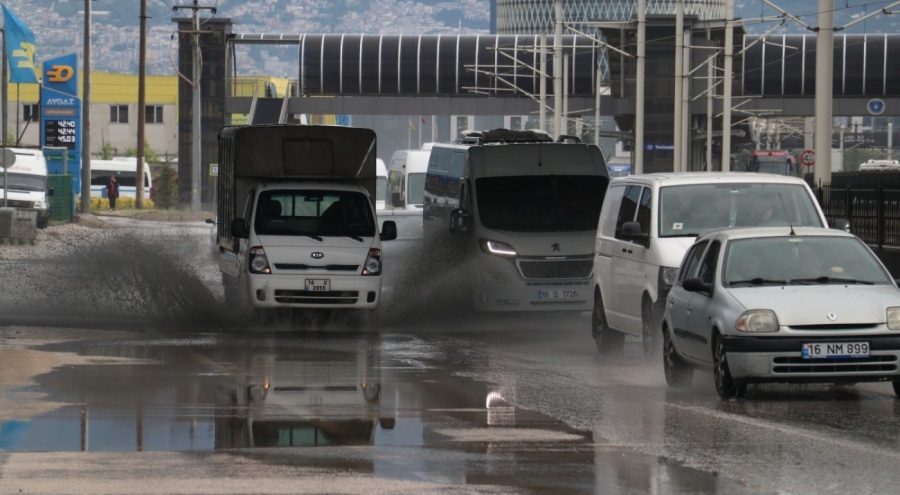 Bursa'da sağanak yağış hayatı olumsuz etkiledi