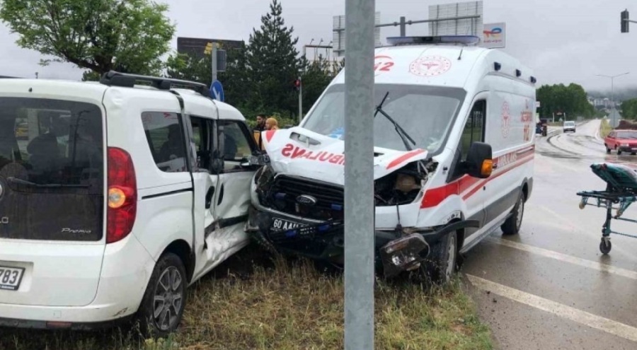 Ambulans ile panelvan araç çarpıştı! 3 yaralı