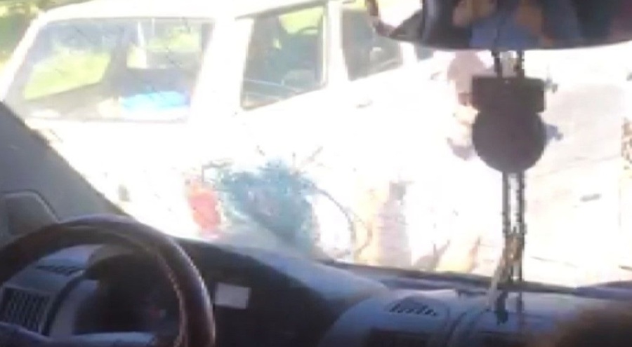 Öğrencilerin olduğu servis aracına demir sopayla saldırdı