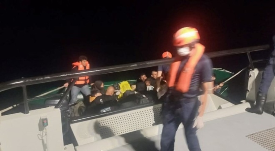 İzmir açıklarındaki 29 düzensiz göçmen yakalandı