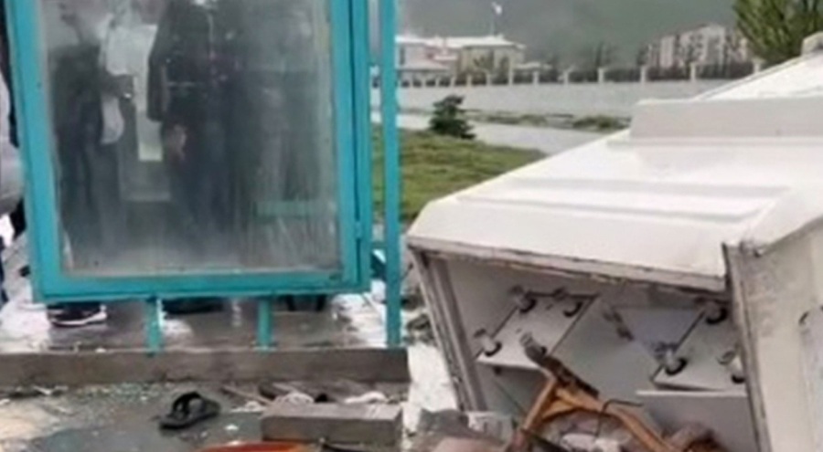 Minibüs kaldırımda yürüyen yayalara çarptı: Ölü ve yaralılar var