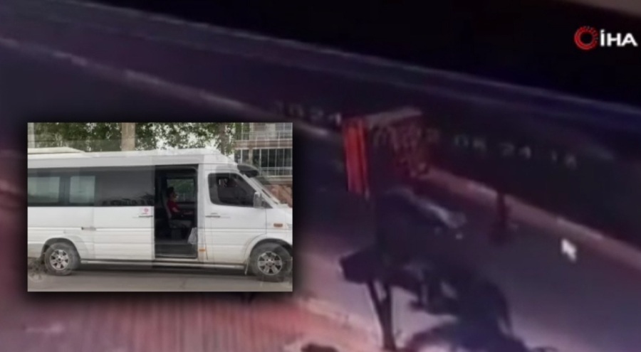 Köpeklerden kaçan çocuğa otomobil çarptı