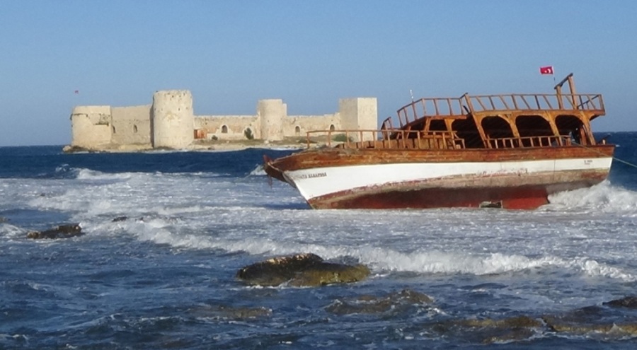 Mersin'de kuvvetli rüzgar! Yolcu teknesi karaya oturdu