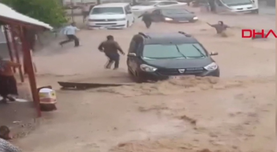 Şırnak'ta 1'i çocuk 2 kişi sel sularına kapıldı