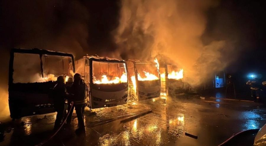 Servis otoparkında yangın! Araçlar küle döndü