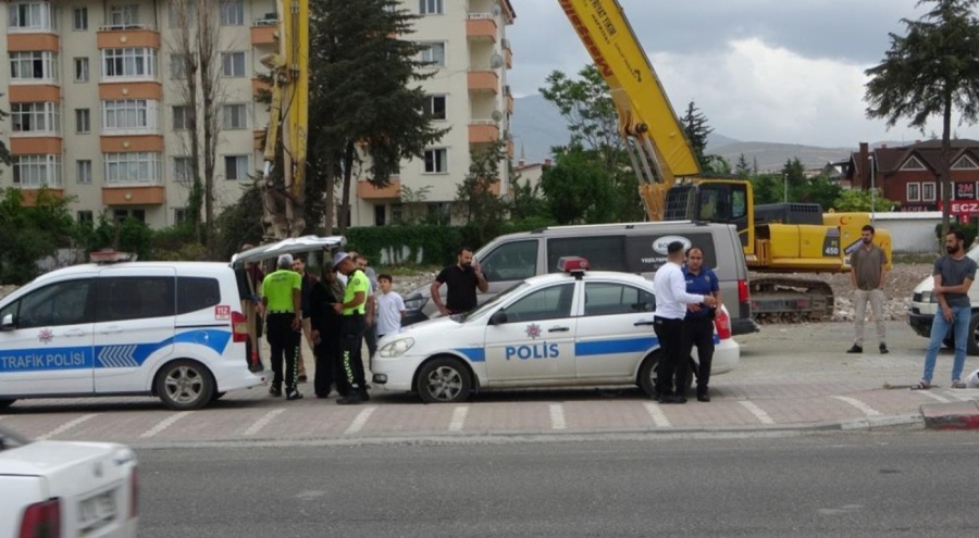 Otomobil yayalara çarptı! 2 yaralı