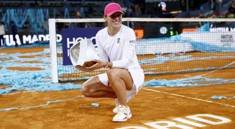 Madrid Açık'ta kupanın sahibi Iga Swiatek oldu