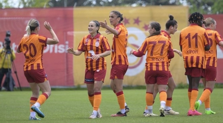 Bakan Bak, Galatasaray Petrol Ofisi Kadın Futbol Takımı'nı tebrik etti