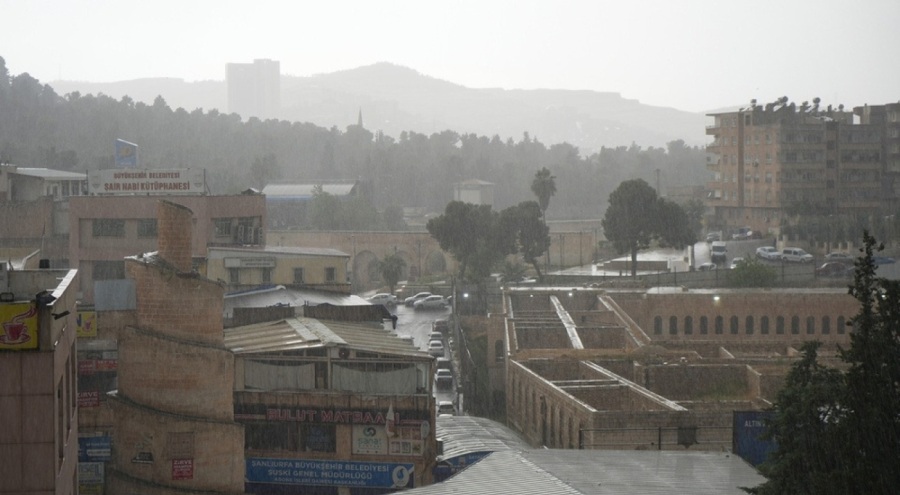 Şanlıurfa'da dolu ve sağanak vurdu!