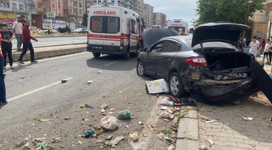 Otomobil çöp konteynerine çarptı: 4 yaralı