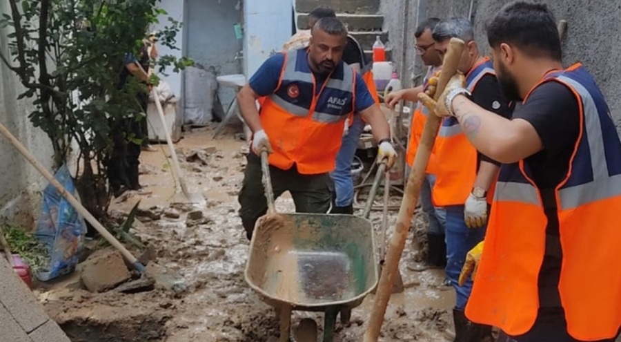 AFAD gönüllüleri, Cizre'de sel felaketinin yaralarını sarıyor