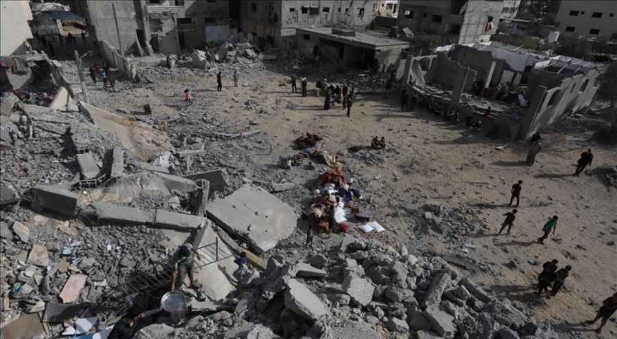 İsrail'in Gazzelilerin sığındığı okulun yakınına düzenlediği saldırıda çok sayıda kişi öldü