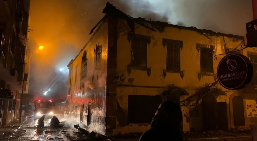 200 yıllık tarihi bina çıkan yangında kül oldu