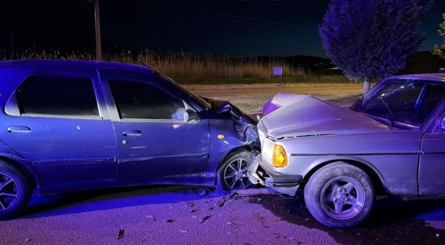 İki otomobil kafa kafaya çarpıştı