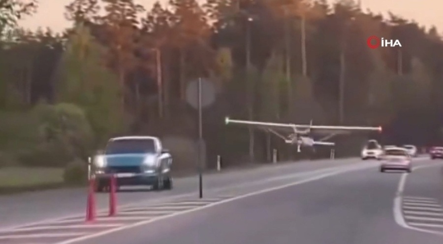 Letonya'da küçük uçak otoyola acil iniş yaptı