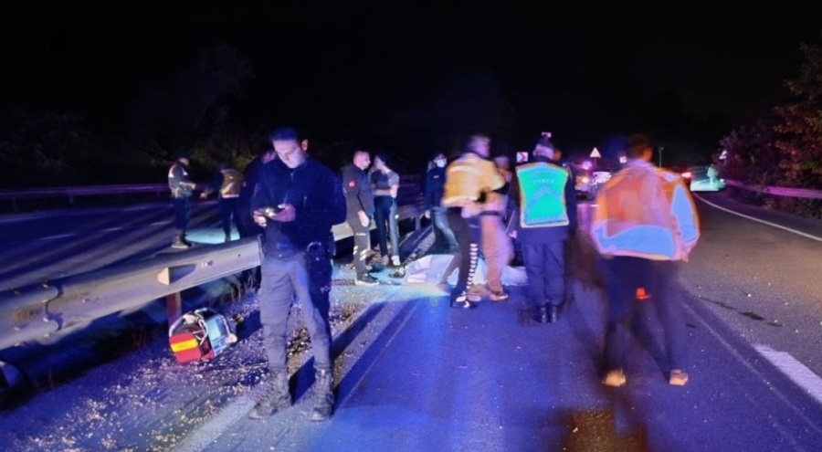 Bariyer ve aydınlatma direğine çarpan motosiklet sürücüsü hayatını kaybetti