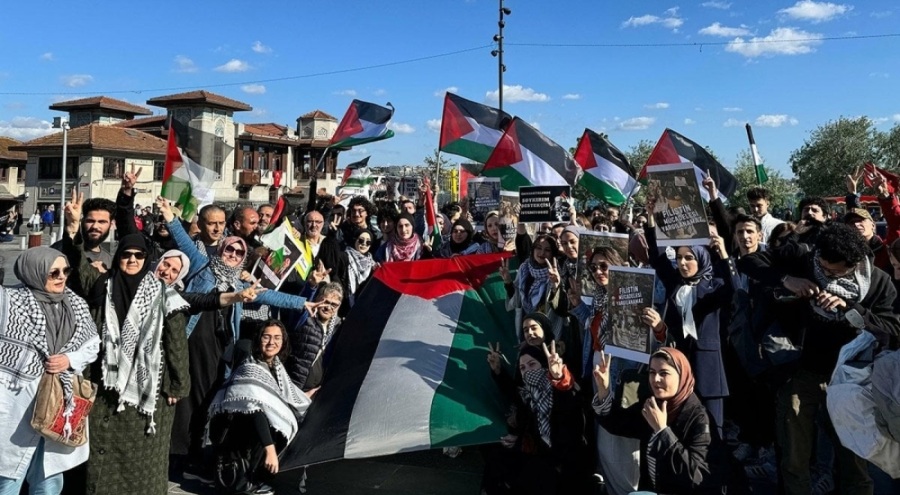 Filistin için bin genç hareketi Beşiktaş'ta eylem yaptı