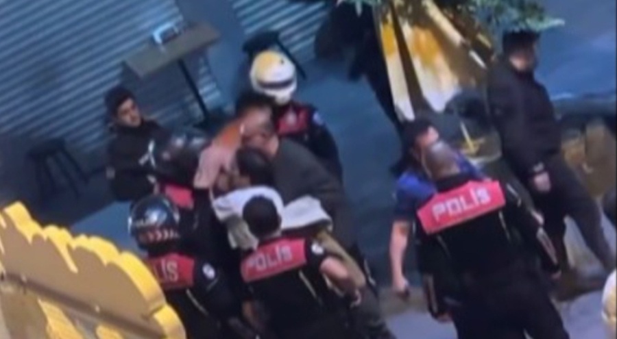 Kavgayı ayırmak isteyen polise saldırdı