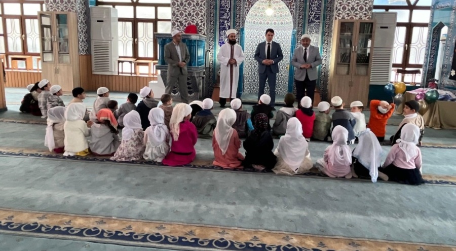 Bursa Orhaneli'de minik öğrenciler ilk namazlarını kılıp seccadelerini aldı