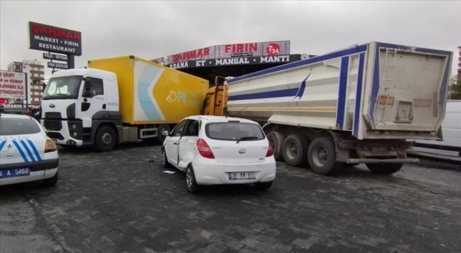 Kayseri'de 6 araç birbirine girdi: Yaralılar var