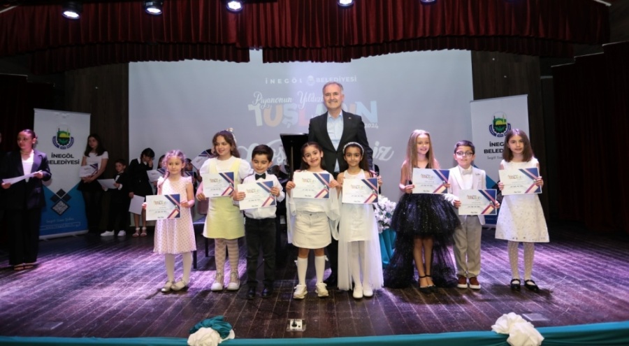 İnegöl'de "Tuşların Dansı Piyanonun Yıldızları" etkinliğinde 67 çocuk sahne aldı