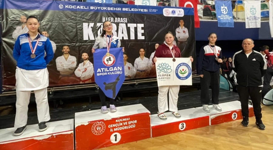Nilüfer Belediyespor Kulübü'nün başarılı karatecilerinden 1 altın 2 bronz madalya