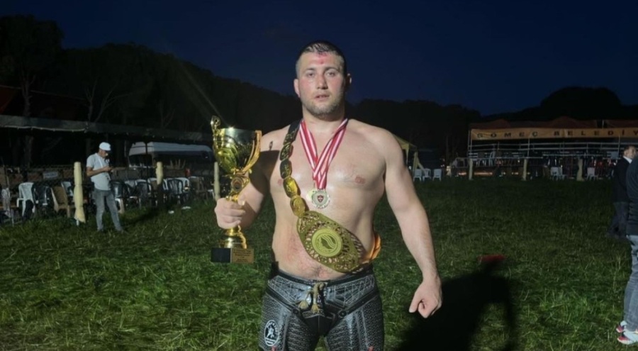 İsmail Balaban'ı yenen Hamza Özkaradeniz başpehlivan oldu