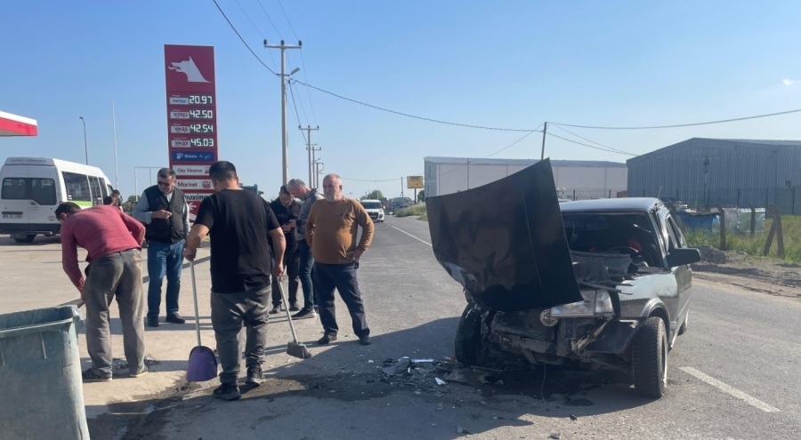 Yolcu minibüsü otomobille çarpıştı: 3 yaralı