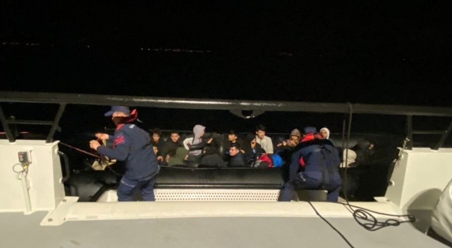 İzmir açıklarında 22 kaçak göçmen yakalandı