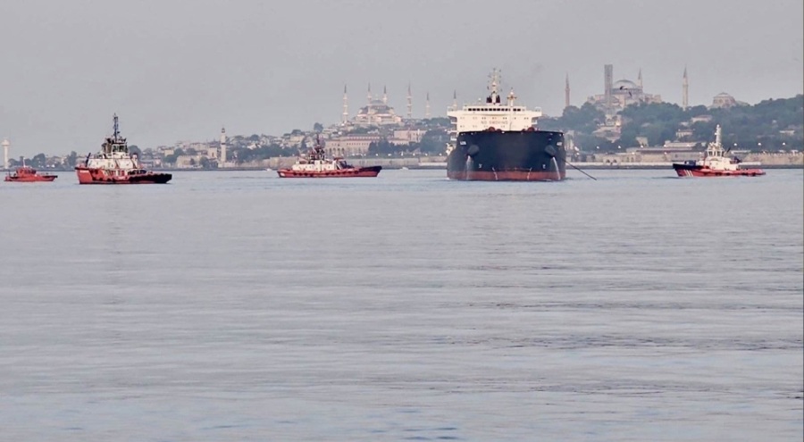 İstanbul Boğazı'nda gemi trafiği askıya alındı