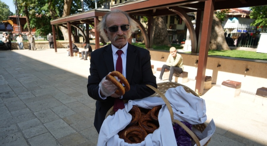 Bursa'nın takım elbiseli seyyar simitçisi: Ahmet Berksun