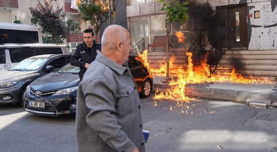 İzinsiz oturdukları daireyi yakmaya kalktılar!